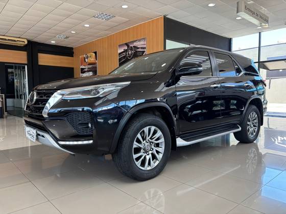 TOYOTA HILUX SW4 2.8 D-4D TURBO DIESEL SRX 7L 4X4 AUTOMÁTICO TOYOTA HILUX SW4 2.8 D-4D TURBO DIESEL SRX 7L 4X4 AUTOMÁTICO